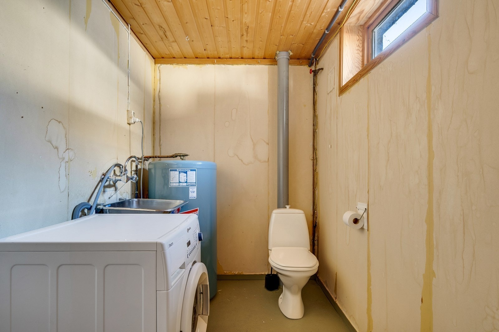 Vaskerom med toalett i kjeller. Galleribilde