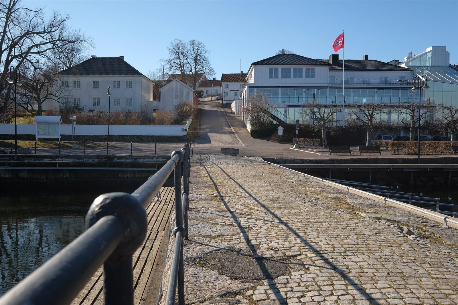 Pikene på broen. Galleribilde