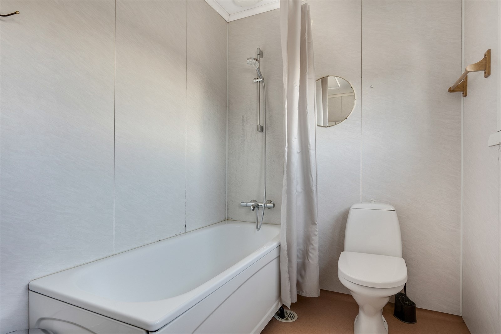 Bad/wc i 2. etasje med badekar, toalett og servant med underskap. Galleribilde