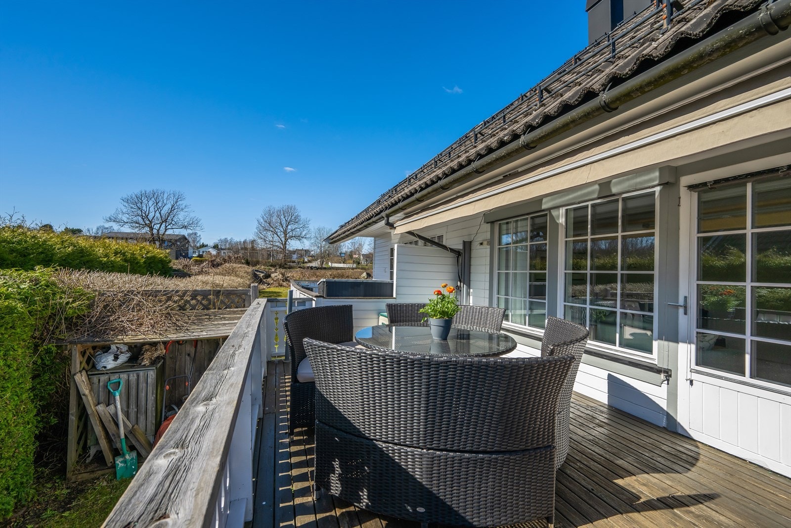 Veranda utenfor stue med markise. Galleribilde