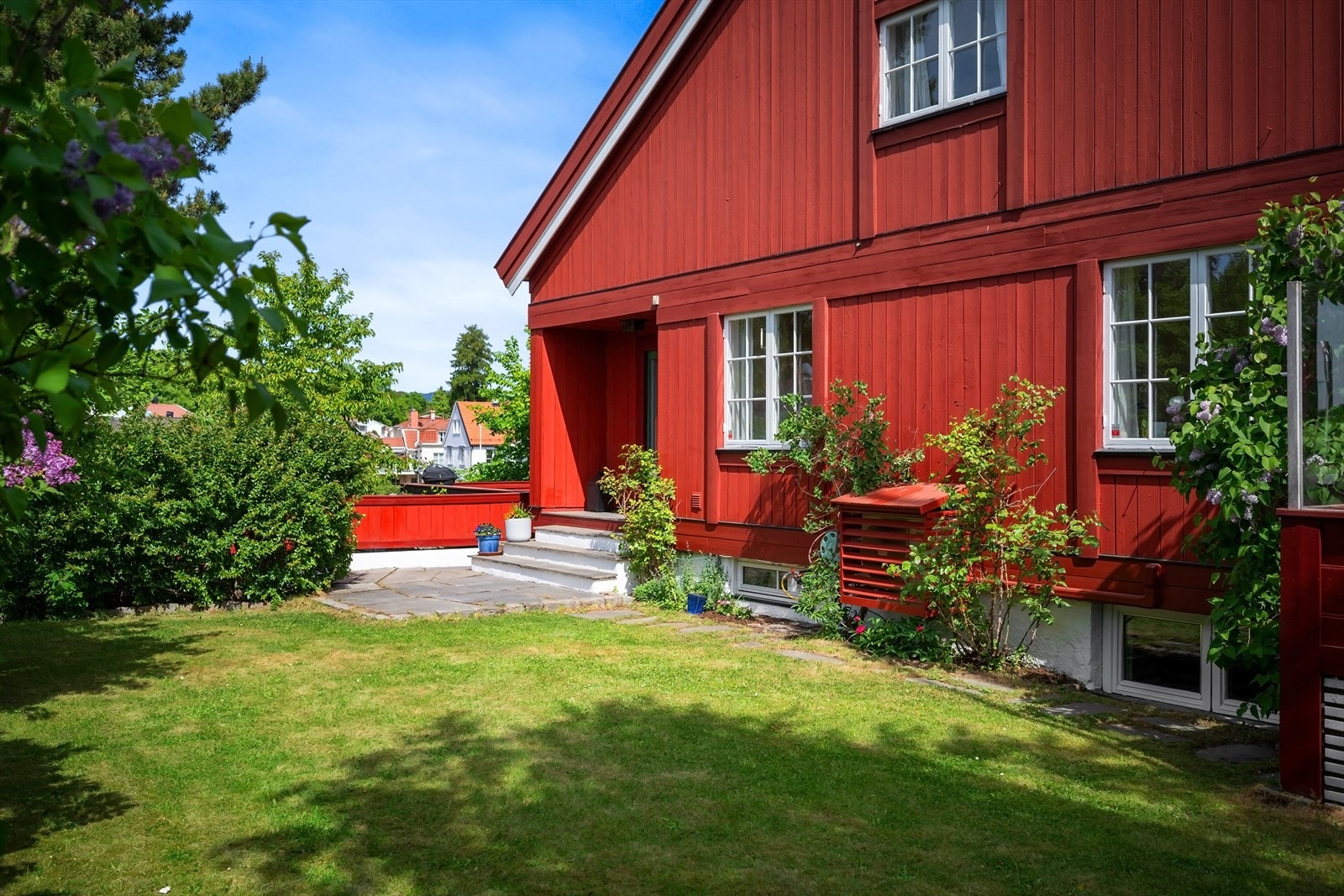 Flat og fin hage, meget barnevennlig Galleribilde