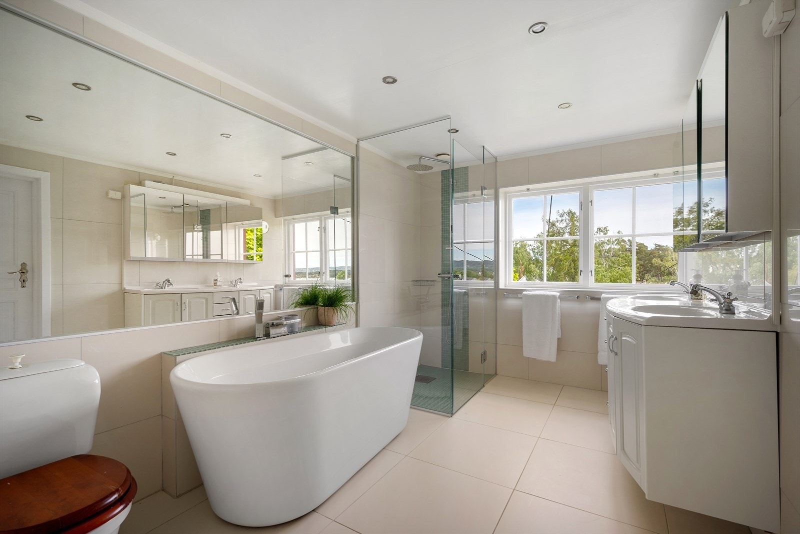 Stort bad med flott utsikt Galleribilde