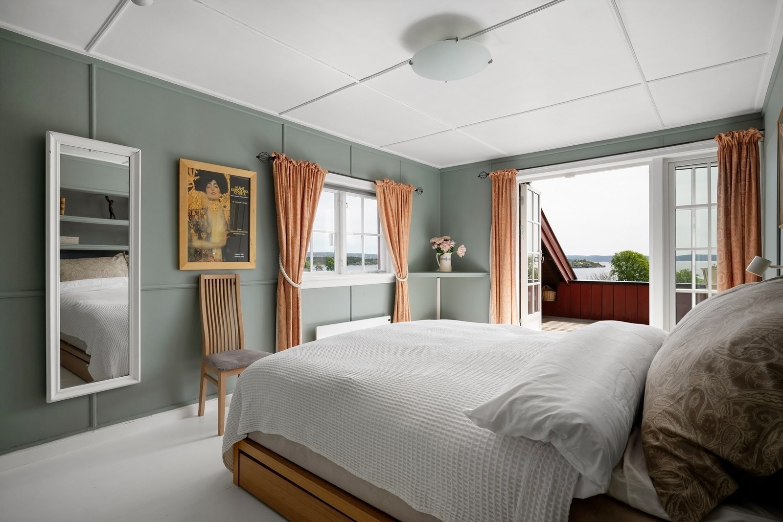 Hovedsoverom med utgang til stor utsiktsterrasse Galleribilde