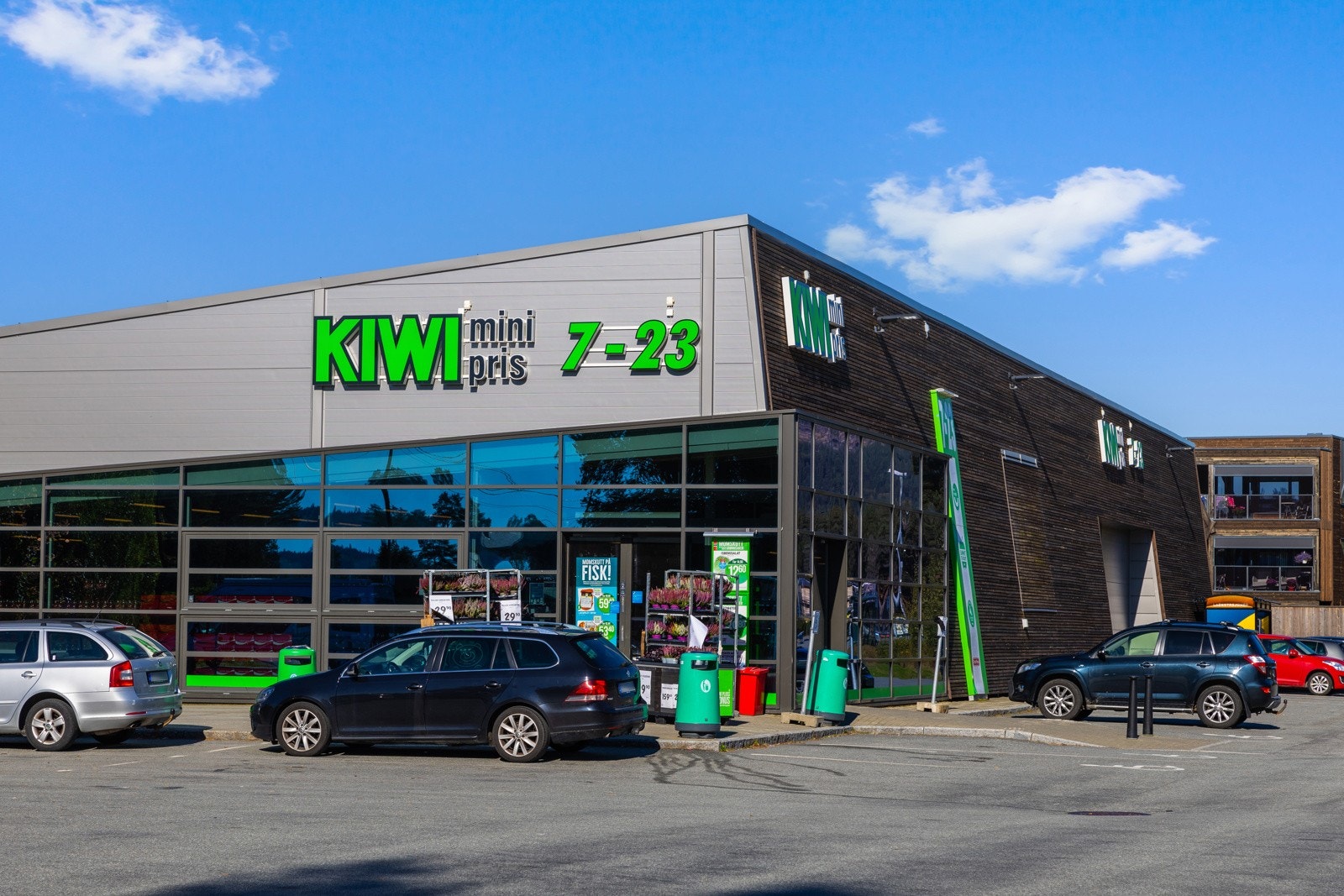 Halllingby er et praktisk stopp for å handle inn til gode sommerdager på hytta ved Sperillen. Galleribilde