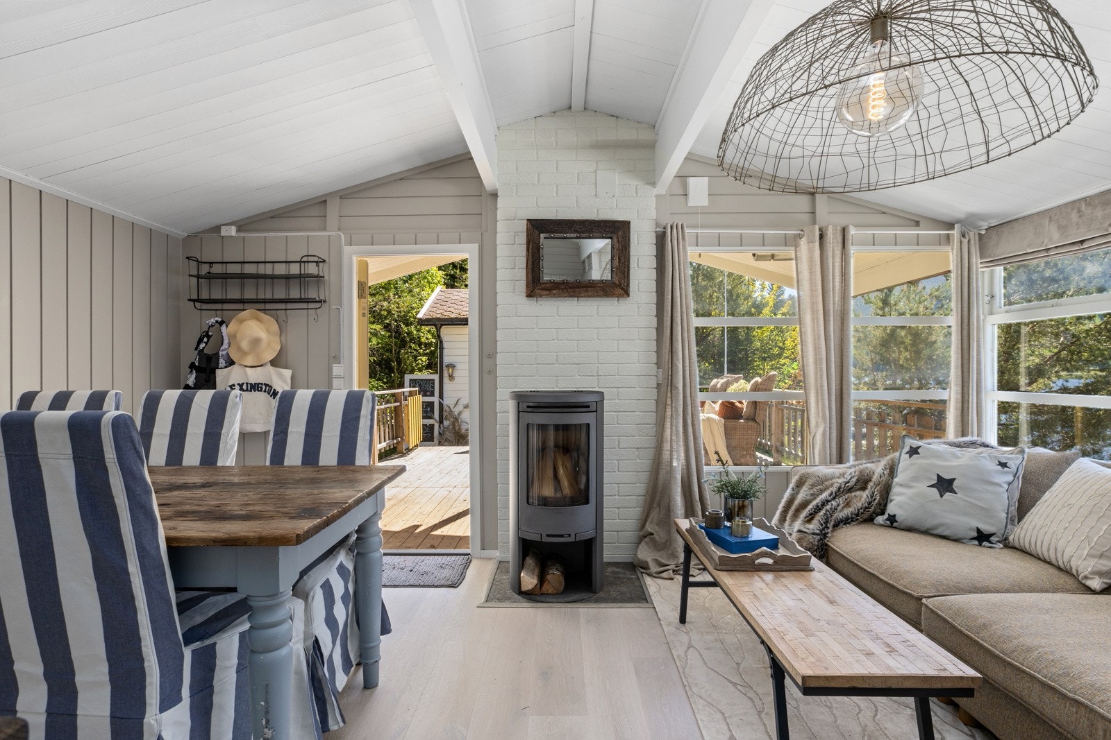 Trå inn i en lun og stemningsfull hytte som ønsker deg velkommen, med en god planløsning som naturlig deler stuen opp i flere soner. Galleribilde