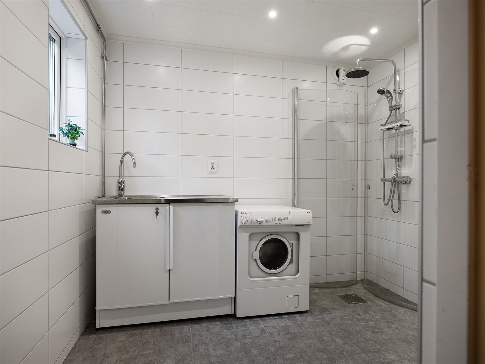 Dusch-/tvättrum på entréplan (inrett 2015) Galleribilde