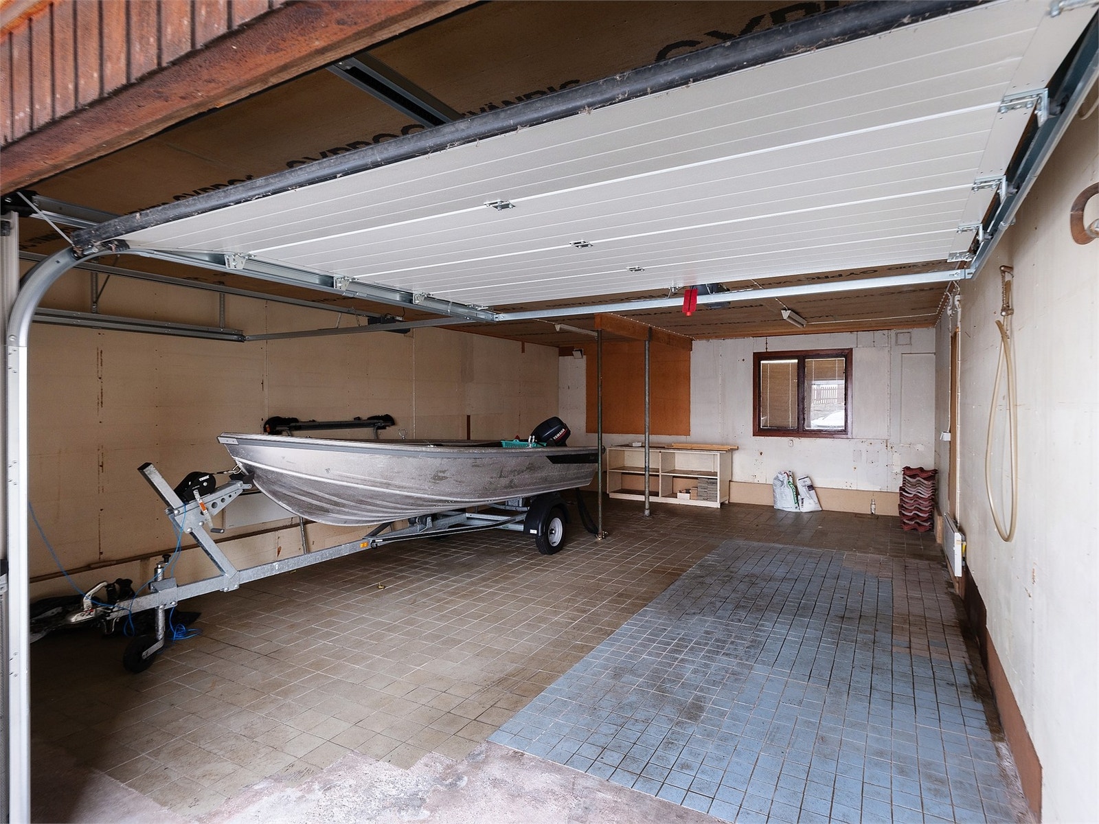 Rymligt dubbelgarage (tidigare butik) Galleribilde