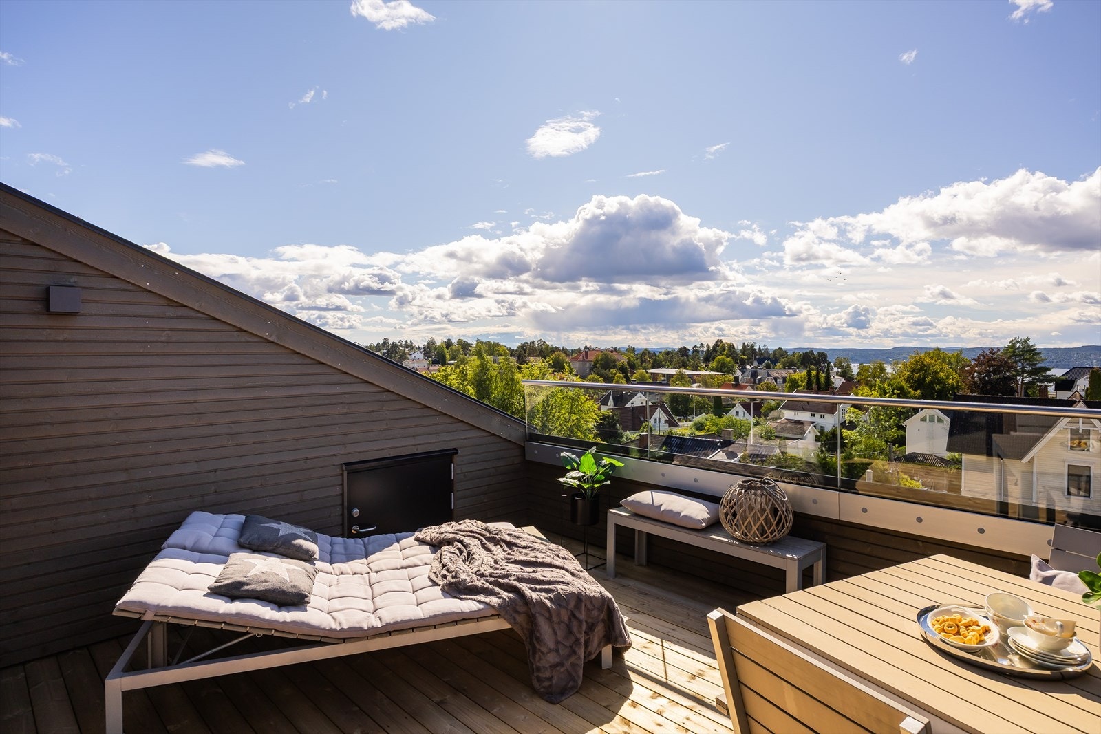 Nyt solrike dager på denne fantastiske takterrassen med panoramautsikt over nabolaget, perfekt for avslapning og sosiale sammenkomster. Galleribilde
