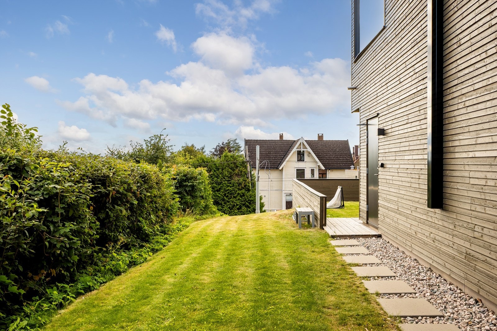 Her får du solrik terrasse, takterrasse og romslig hage som gir gode leke- og rekreasjonsmuligheter for både små og store. Galleribilde