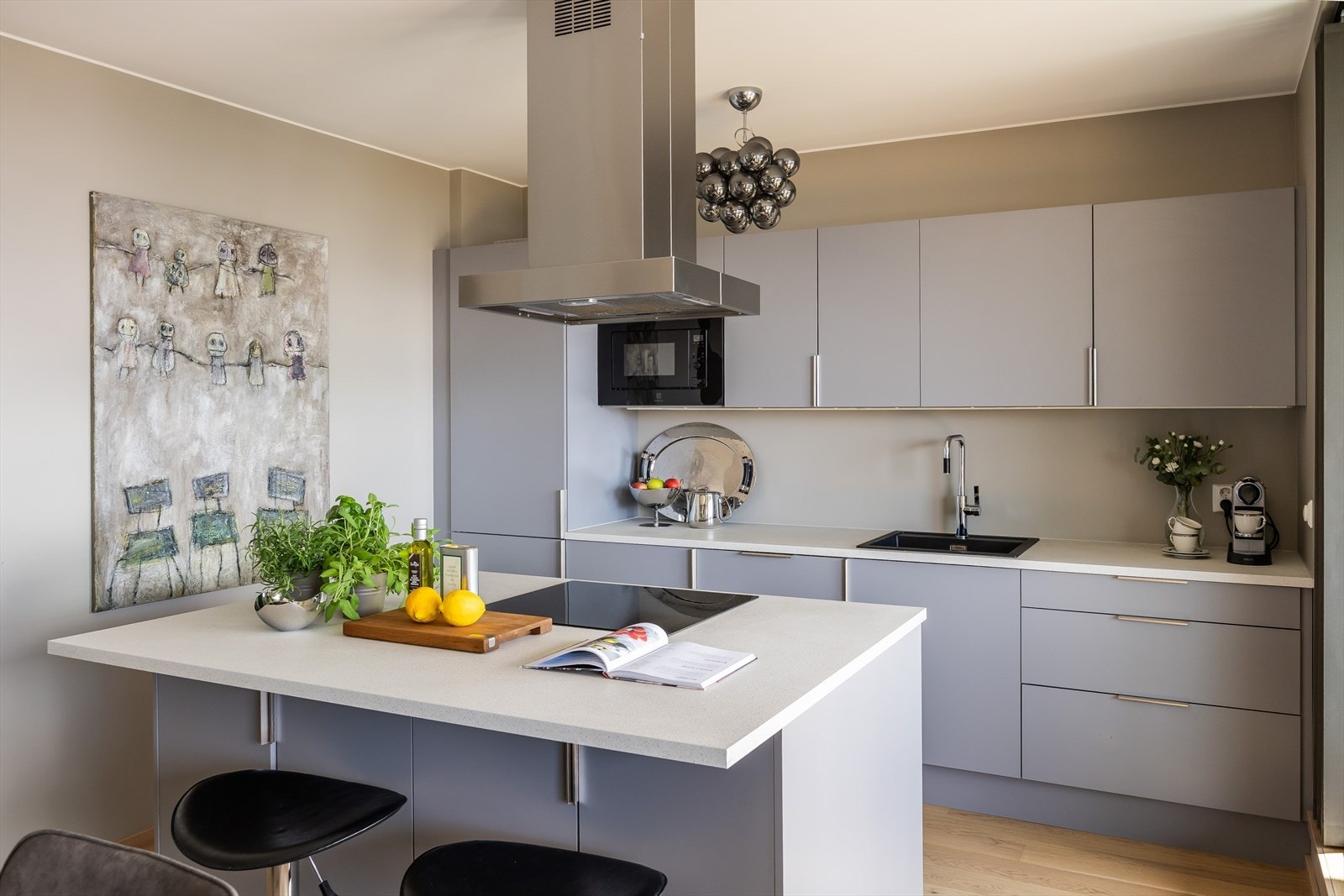 Moderne kjøkken med stilrent design, integrerte løsninger og god benkeplass. Kjøkkenet har integrert platetopp, stekeovn, oppvaskmaskin, kjøleskap med
fryser samt mikrobølgeovn. Galleribilde