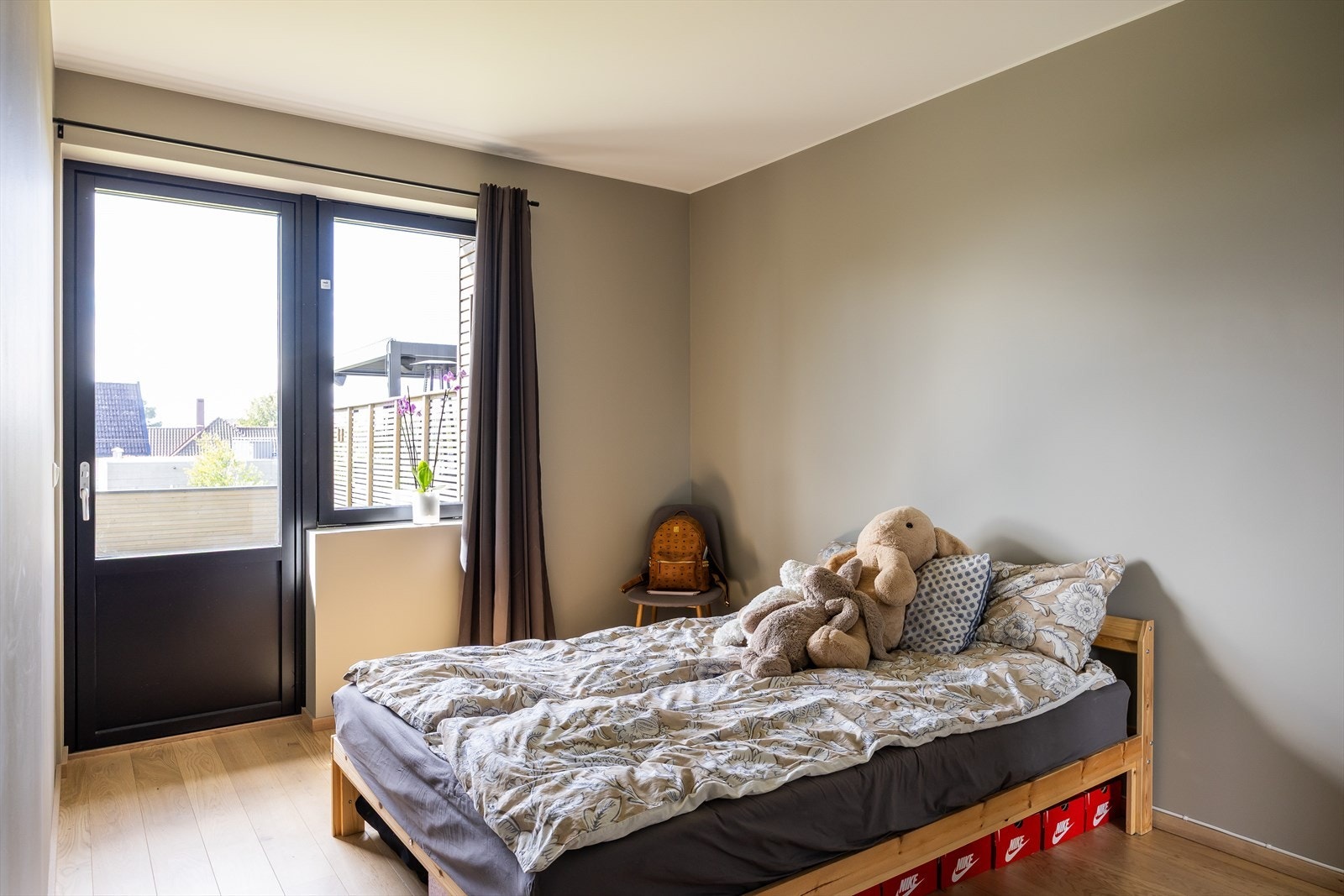 Hybel med lyst kjøkken, stue, bad og soverom. Fra hybelen er det utgang via soverom til terrasseplatting og bod. Galleribilde