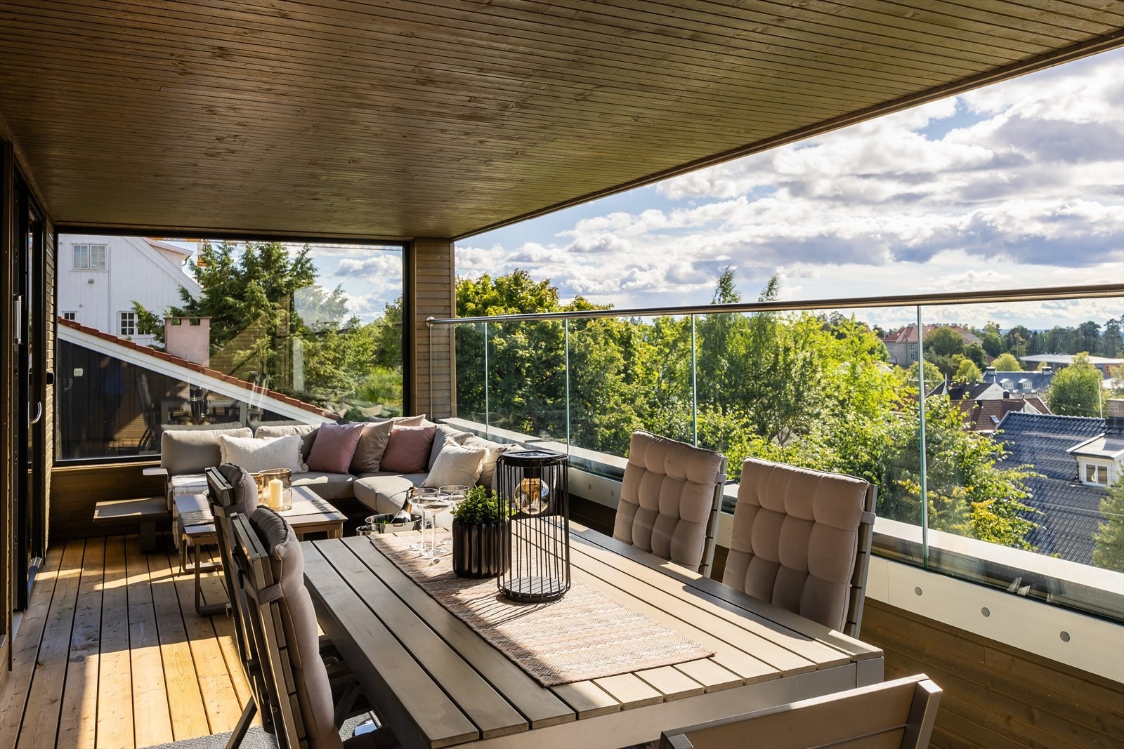 Fra 2. etasje har man utgang til idyllisk terrasse med plass til flere sittegrupper. Galleribilde