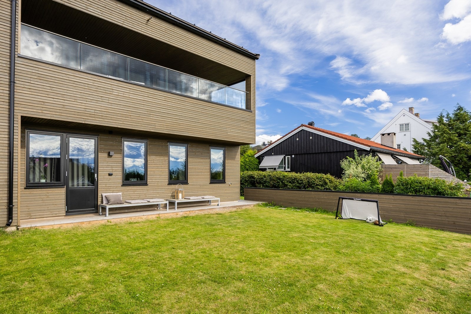 Her kan man nyte sol og rekreasjon hele dagen og ha stor fleksibilitet mellom ute- og innerom. Galleribilde