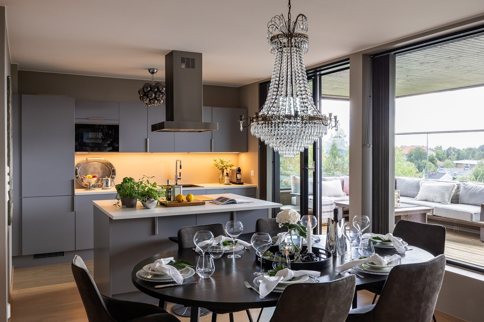 Kjøkken med glatte fronter fra Aubo. Laminerte benkeplater med nedfelt oppvaskkum i sort kompositt med 1-greps blandebatteri med uttrekk. Galleribilde