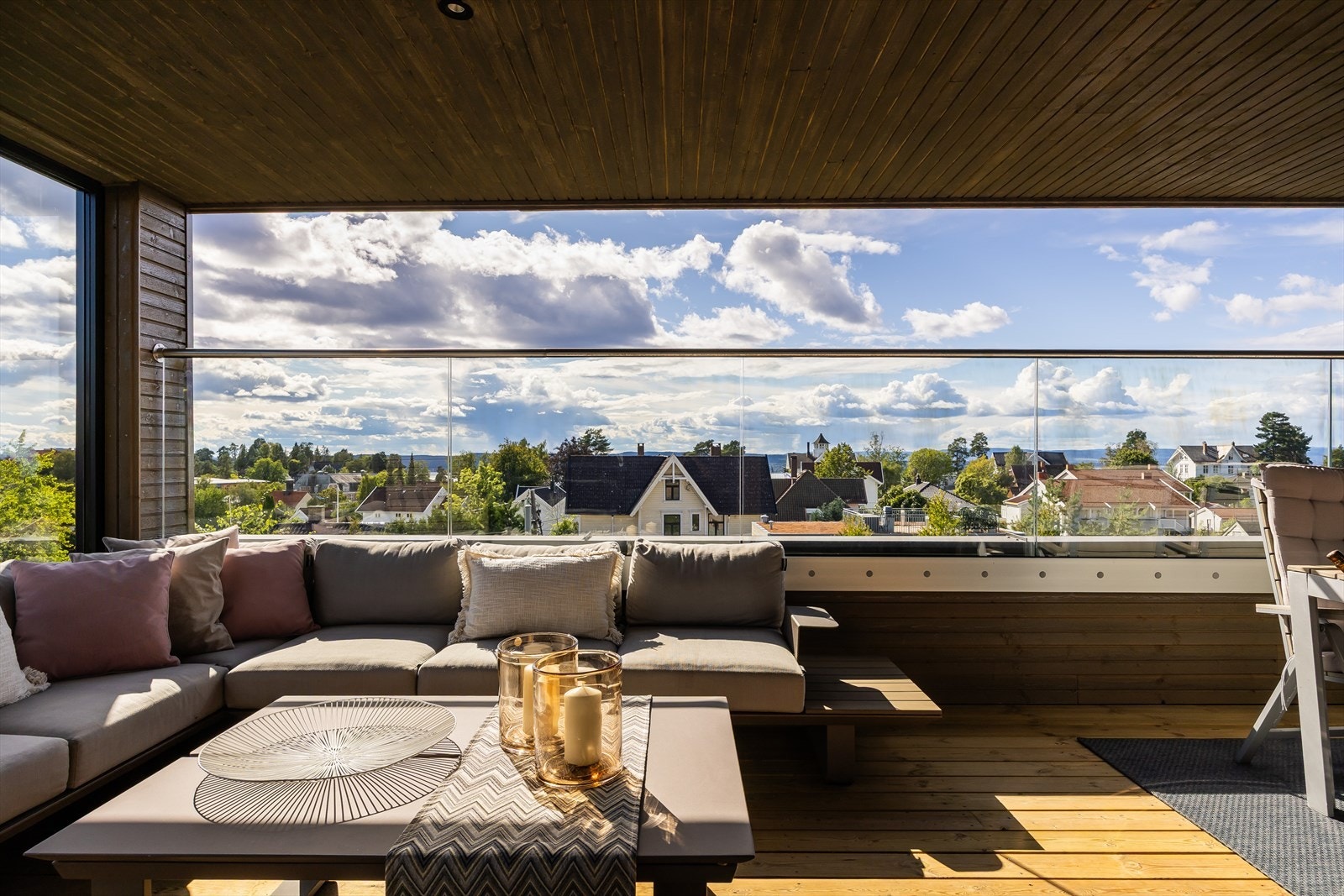 Boligen har en idyllisk beliggenhet med flott utsikt over nærområdet -her er det lite innsyn. Galleribilde