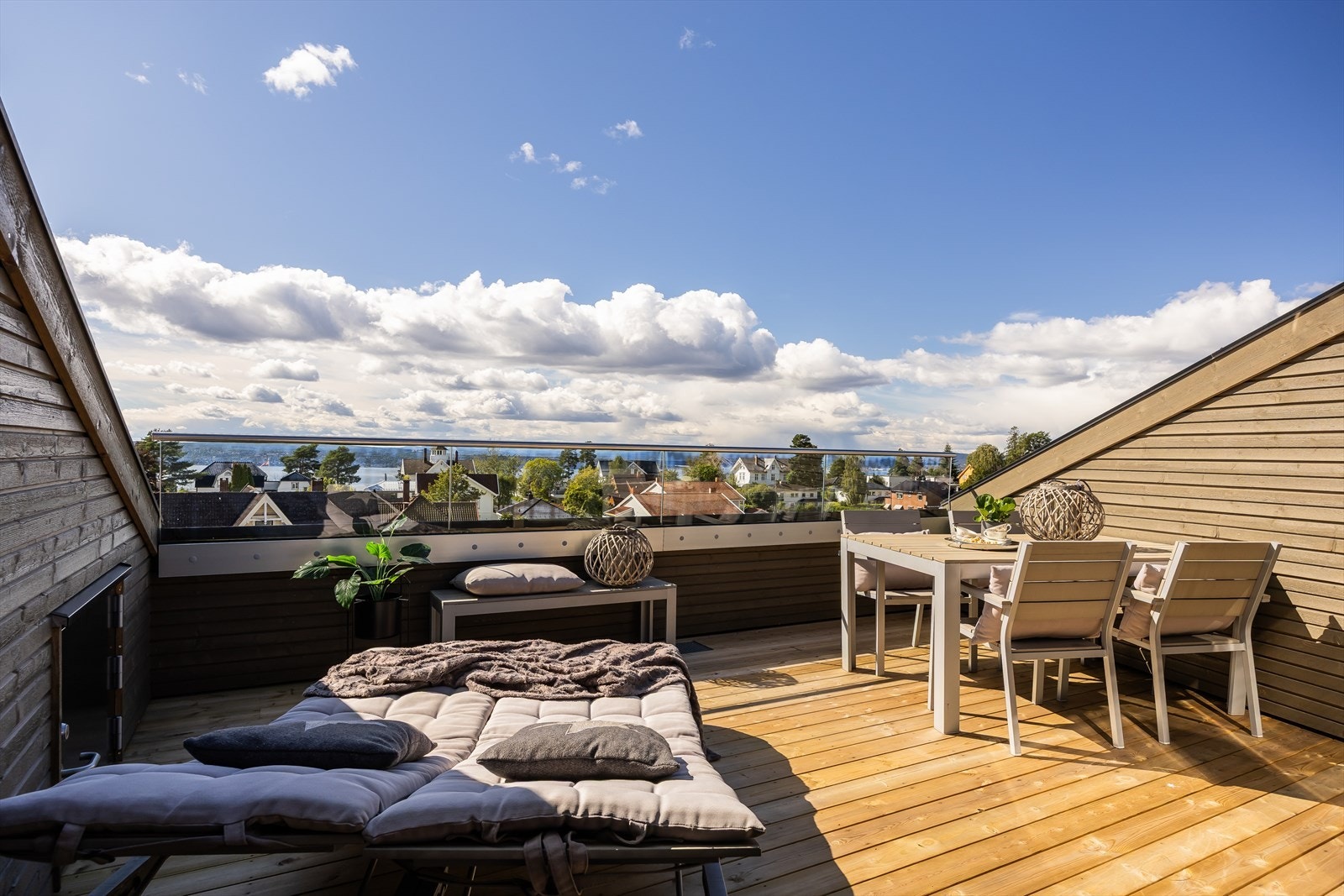 Boligen ligger flott til med fantastisk utsikt over nærområdet og sjøen Galleribilde