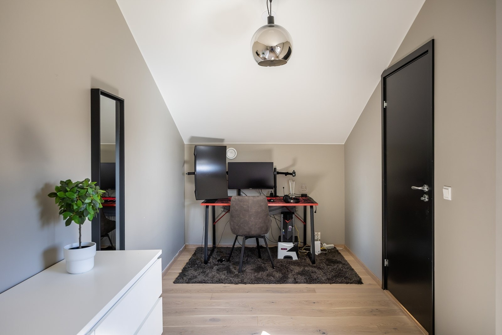 Moderne og funksjonelt arbeidsområde i et lyst rom, perfekt for hjemmekontor eller studieplass. Galleribilde