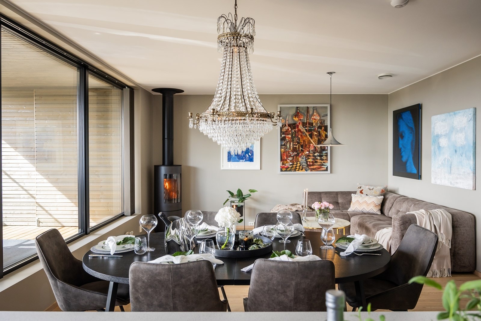 Lys og moderne stue med store vinduer som gir rikelig med lys Galleribilde