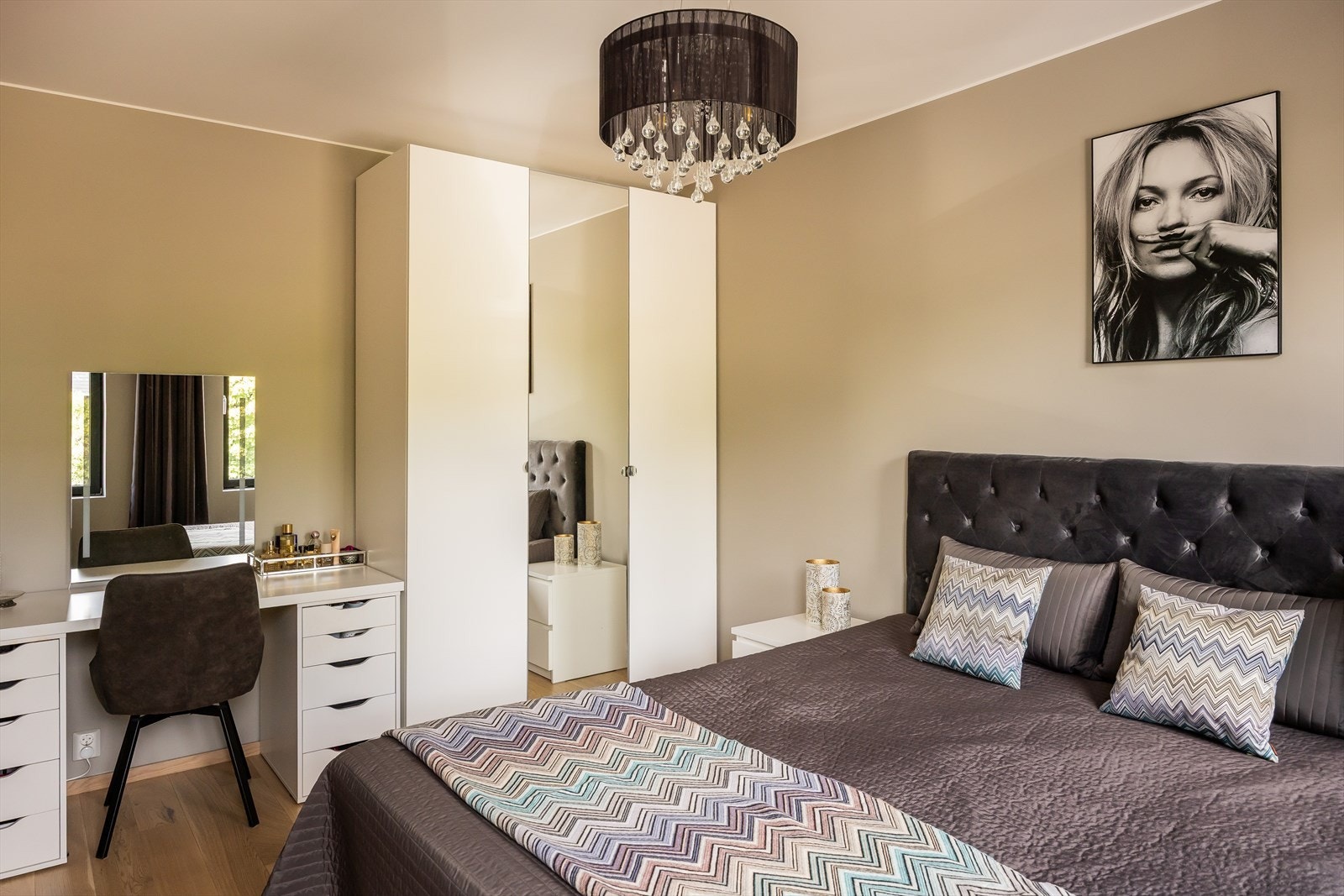 Romslig soverom i 2.etasje Galleribilde