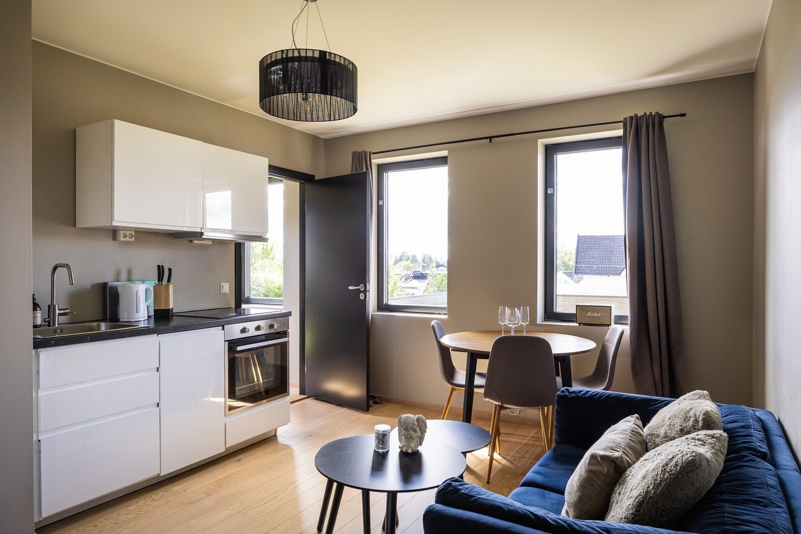 Hybel (33 kvm) med lyst kjøkken, stue, bad og soverom. Fra hybelen er det utgang via soverom til terrasseplatting og bod. Galleribilde