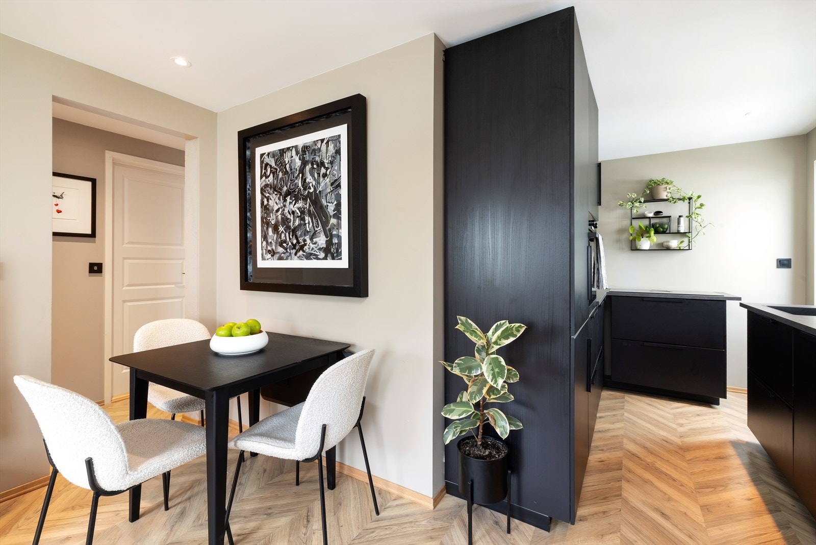 Stuen er åpen mot kjøkken. Galleribilde