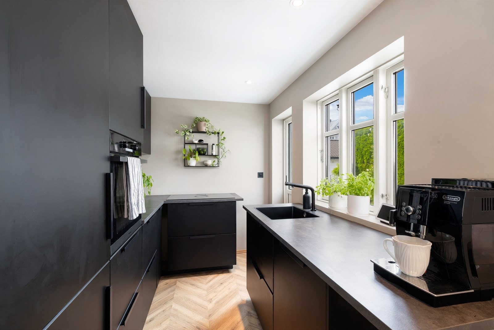 Nyere kjøkken fra IKEA med integrerte hvitevarer. Galleribilde