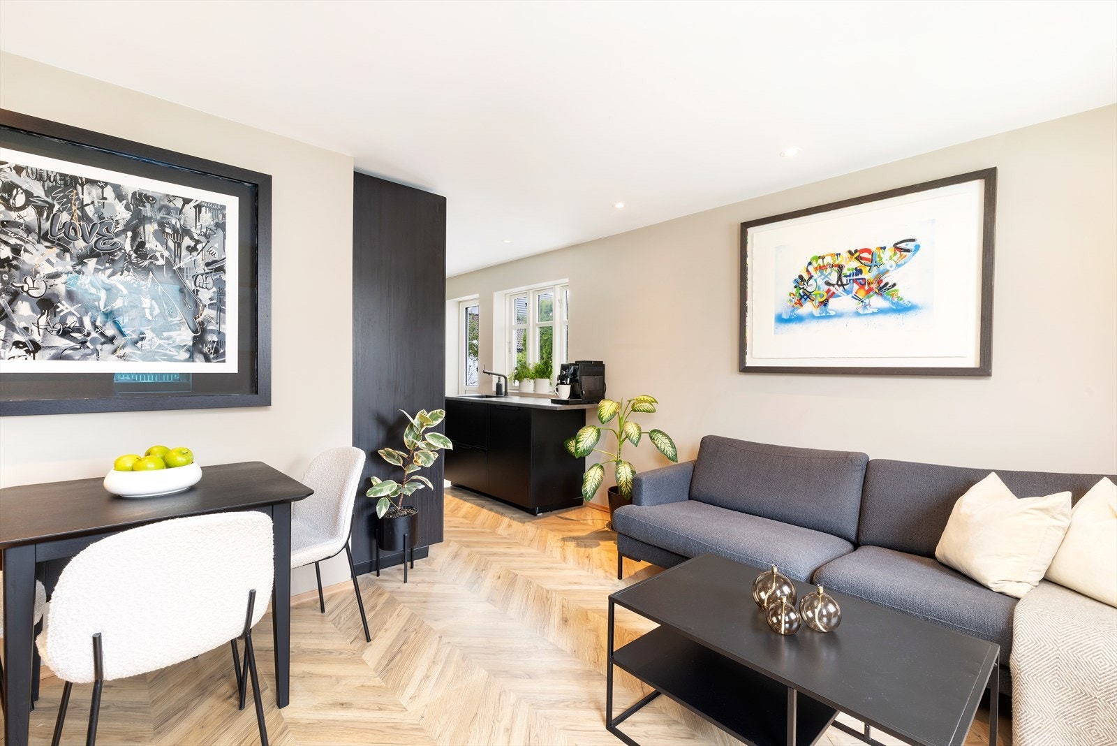 Lys selveier over 2 plan med 2 nyere flislagte bad, 2 kjøkken og 2 innganger. Meget populær adresse. Galleribilde