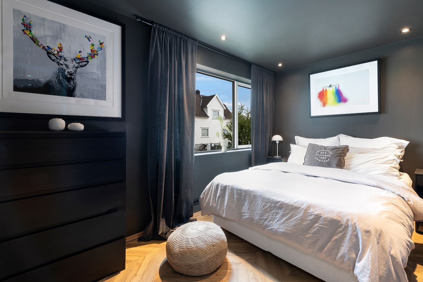 Soverom med god plass til seng og klesskap. Galleribilde