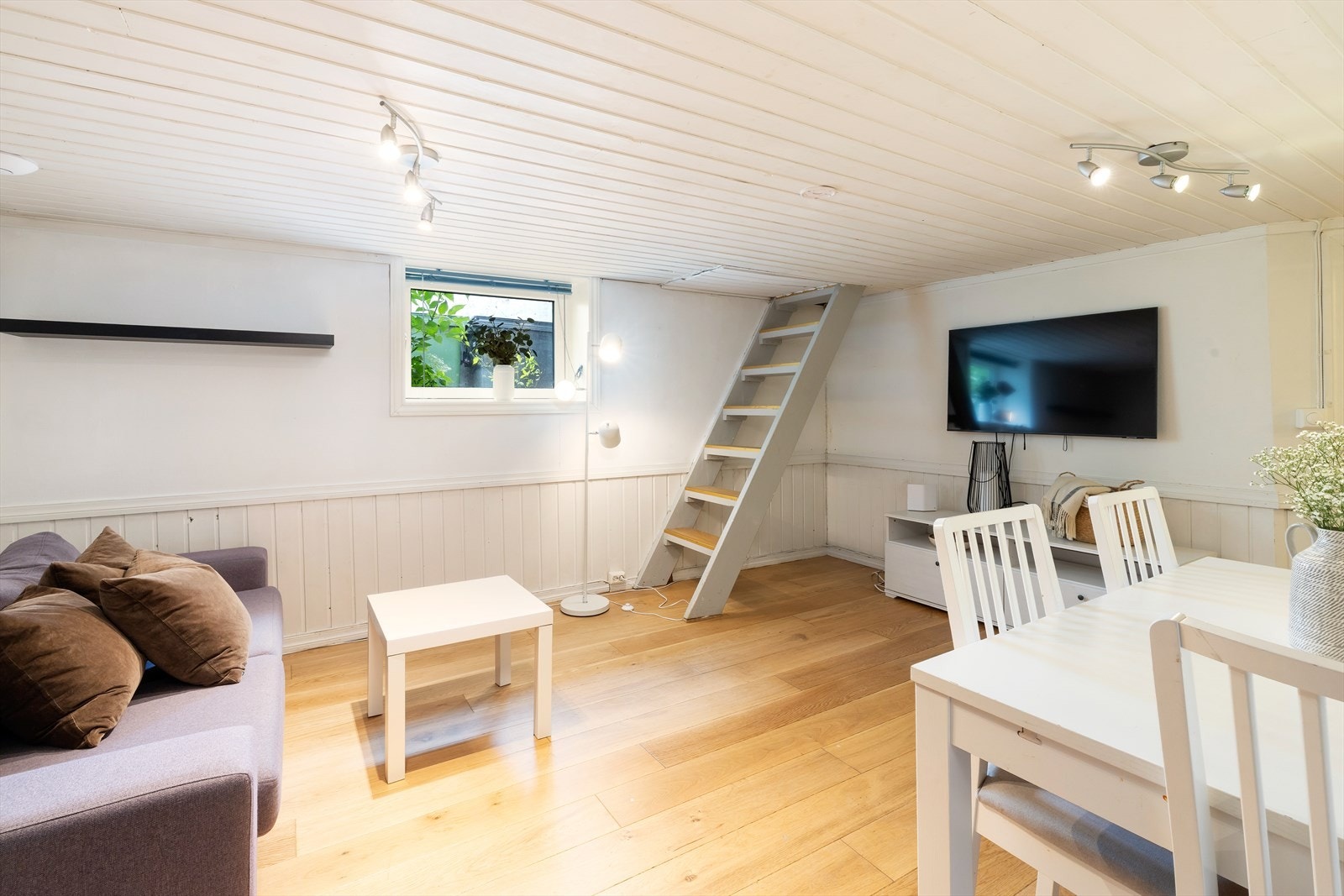 Denne delen er innredet med stue, enkelt kjøkken, bad samt 2 boder innredet med seng. Inngang via felles trappegang eller via trapp fra innredet bod. Galleribilde