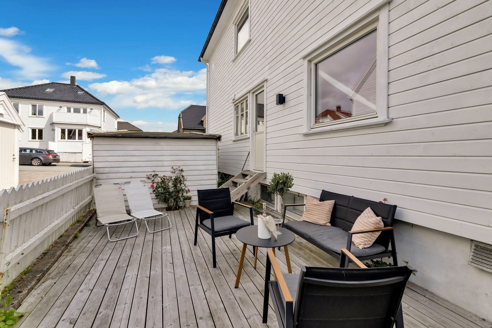 Fra stuen er det utgang til en deilig terrasse med ettermiddagssol. Galleribilde