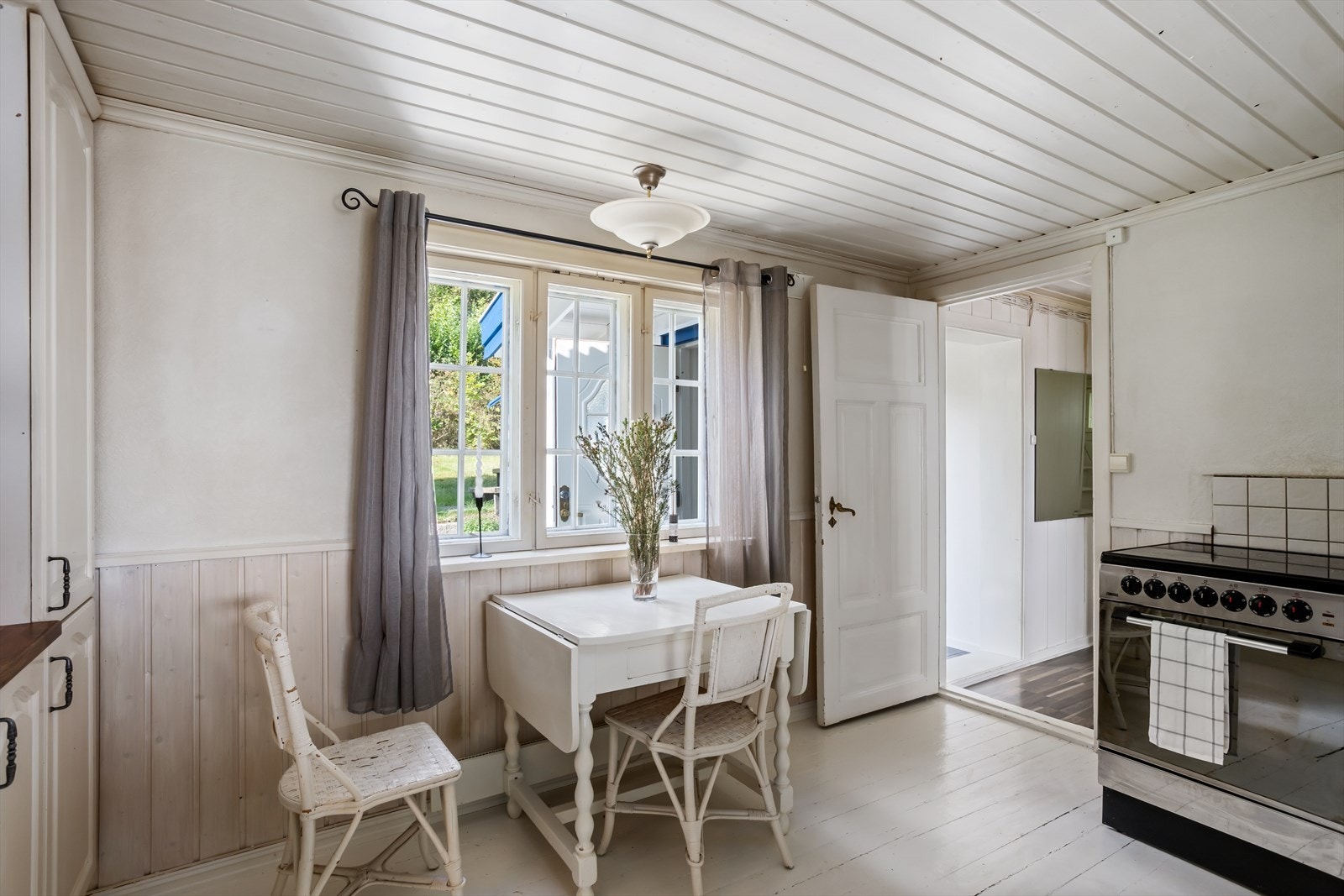 Fra vinduene mot vest, ved spiseplassen på kjøkkenet. er det fin nærkontrakt med hagen på baksiden av huset. Vinduer sørger for et fint innslipp av dagslys. Galleribilde