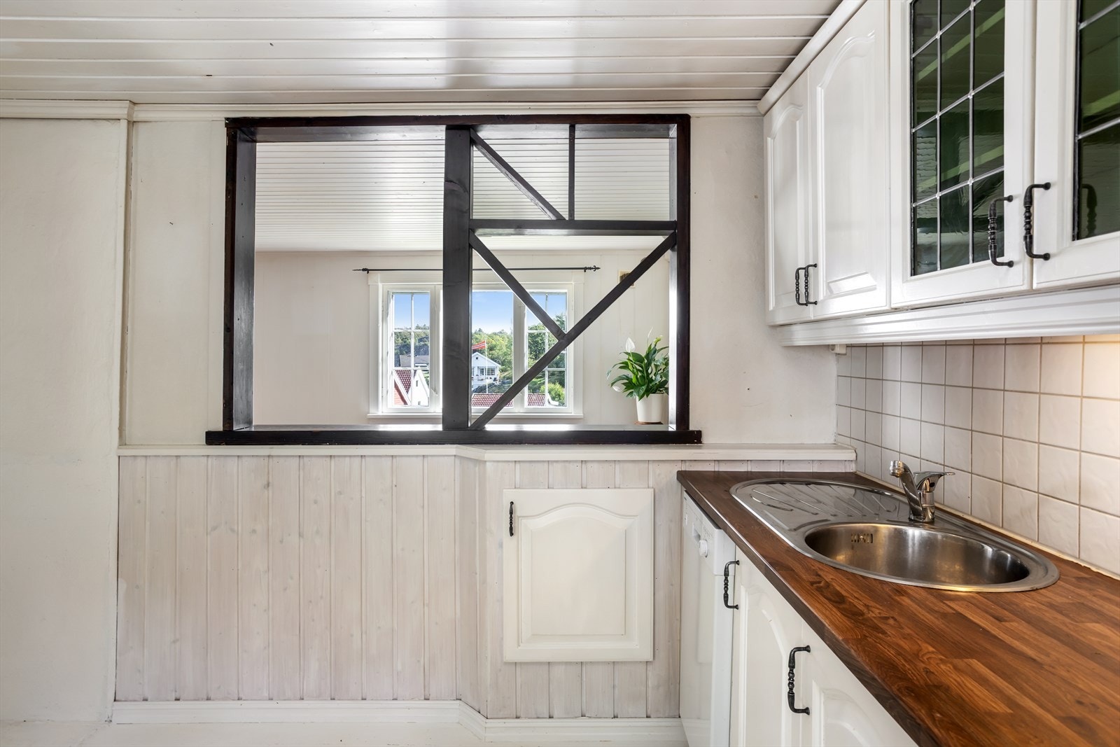 Åpningen gjør også at man kokkelere mens man holder samtalen i gang med de som oppholder innerst i stuen eller hygger seg sammen med deg ved kjøkkenets egne spiseplass. Galleribilde