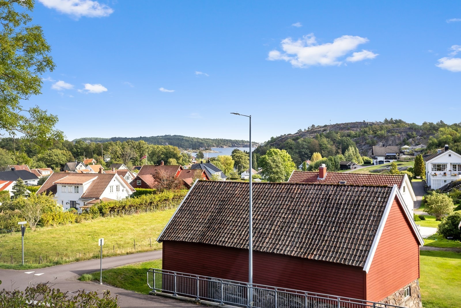 Det er noe sjøutsikt fra huset. Galleribilde