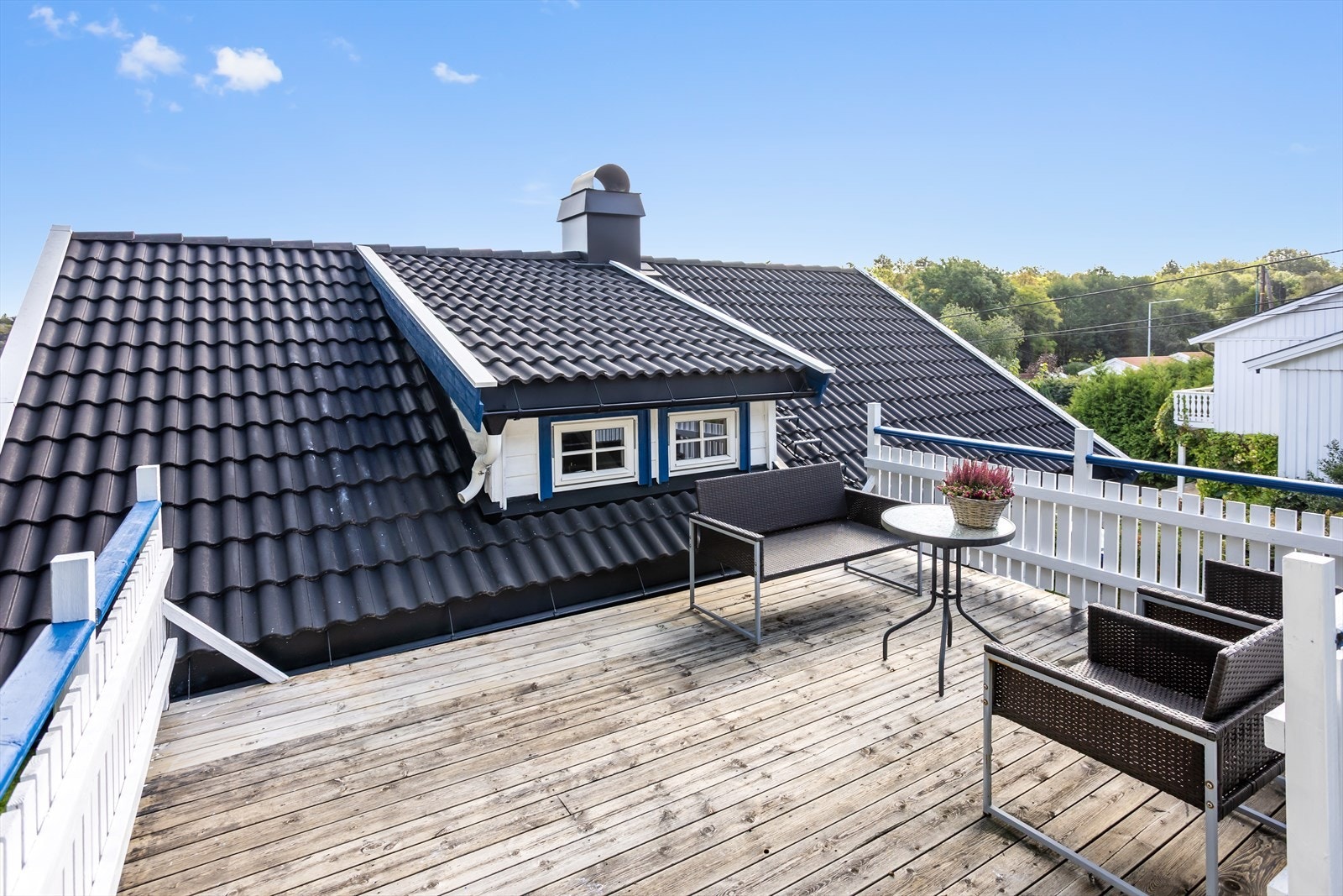 Eiendommen har en ca. 16 m² vestvendt takterrasse hvor man kan nyte usjenerte omgivelser, fine solforhold og til og med noe utsikt mot Oslofjorden og deler av skjærgården. Galleribilde