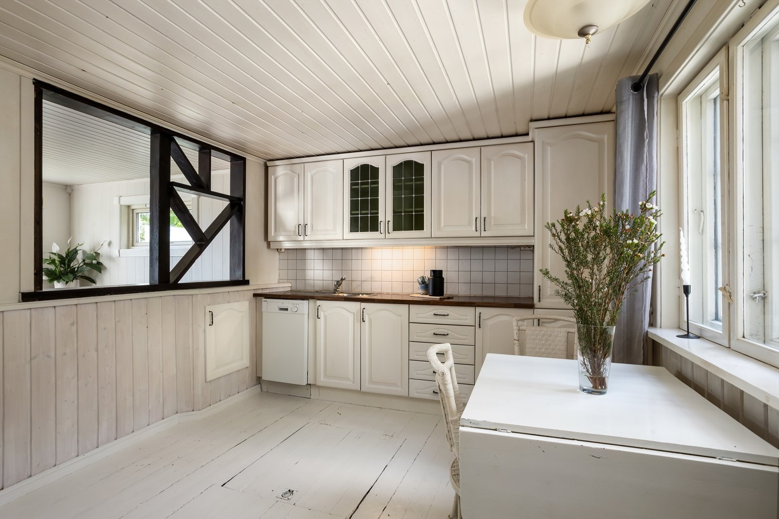 Kjøkkenet har en plassering i 1. etasje som gjør rommet til ett av hjemmets naturlige midtpunkt. Rommet er skjermet fra stuene i 1. etasje, men har en åpen brystningsvegg mot stuen i samme etasje hvor morgenlyset slipper inn! Galleribilde