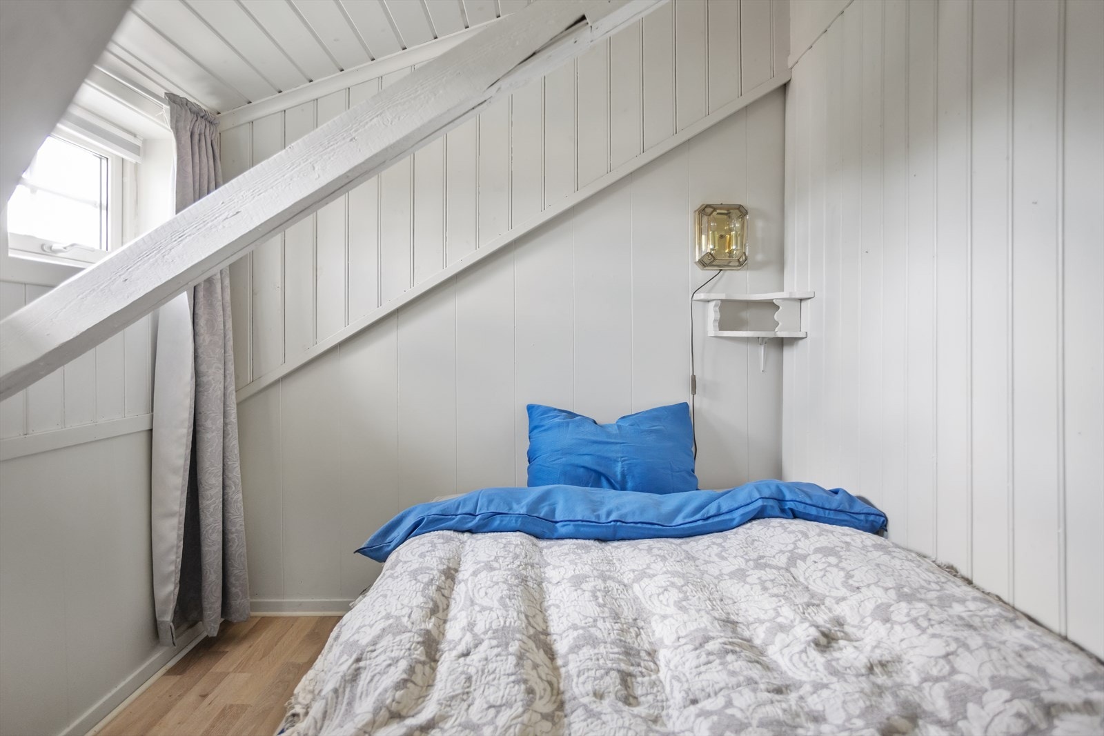 Skråvegger sørger for en lun og koselig atmosfære. Galleribilde