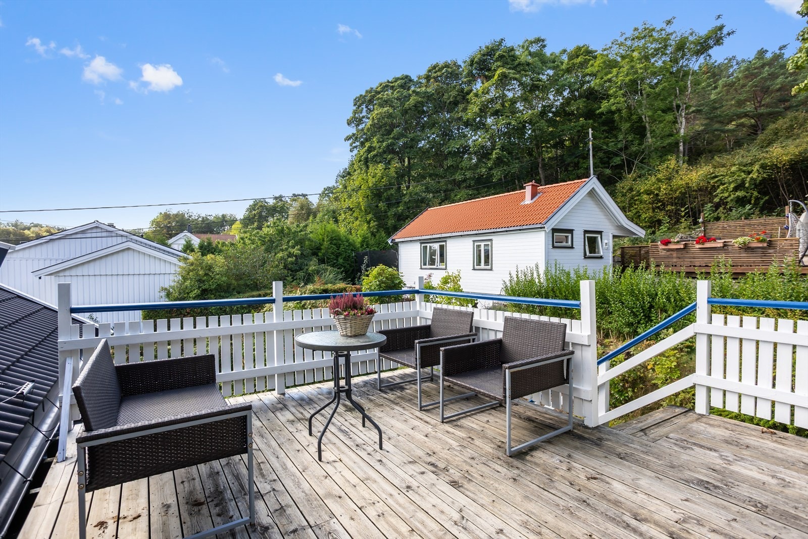 Her er det god plass til utendørsmøbler, sone for grilling og annet. Terrassen har tredekke og trapp ned til hagen. Galleribilde