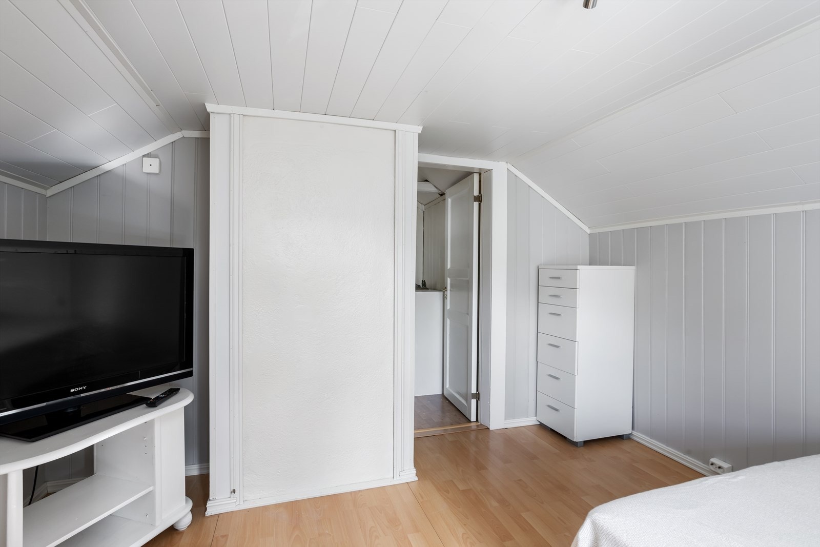 Plass-innbygget garderobeskap, i kombinasjon med gulvede kott, gjør det lettvint å holde god orden i klær og skotøy. Galleribilde