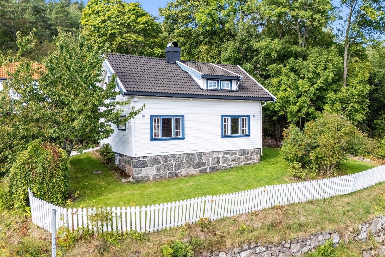 Eiendommen ligger i et sentralt, sjønært og trivelig bomijø ved Grimestad. Galleribilde