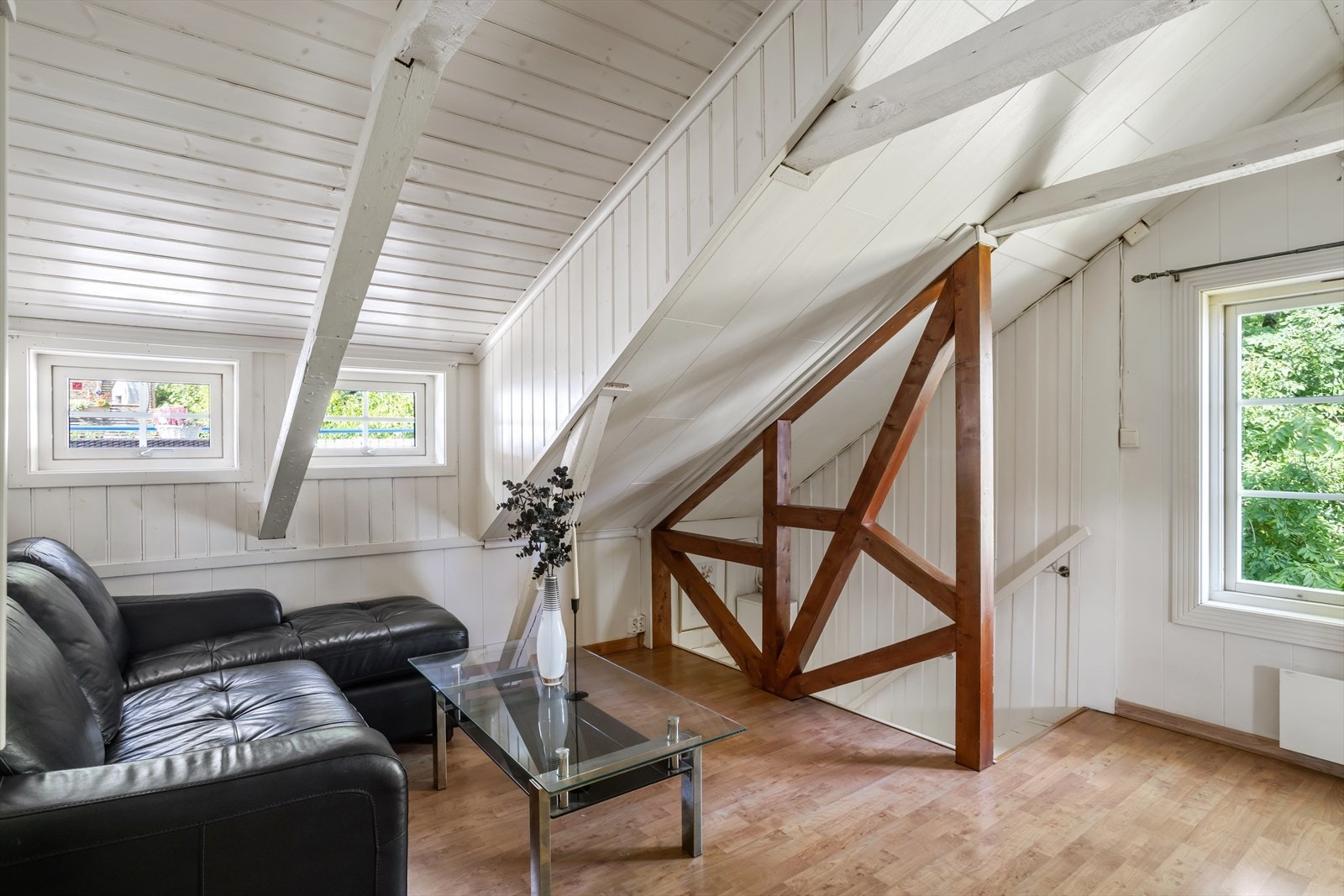 Et ypperlig rom dersom man enten vil trekke seg tilbake fra kjøkken-/stuesonen eller noen i familien ønsker sin "egen avdeling". Det er plass til sofa-/loungemøbel og arbeidsplass - alt etter eget ønske! Galleribilde