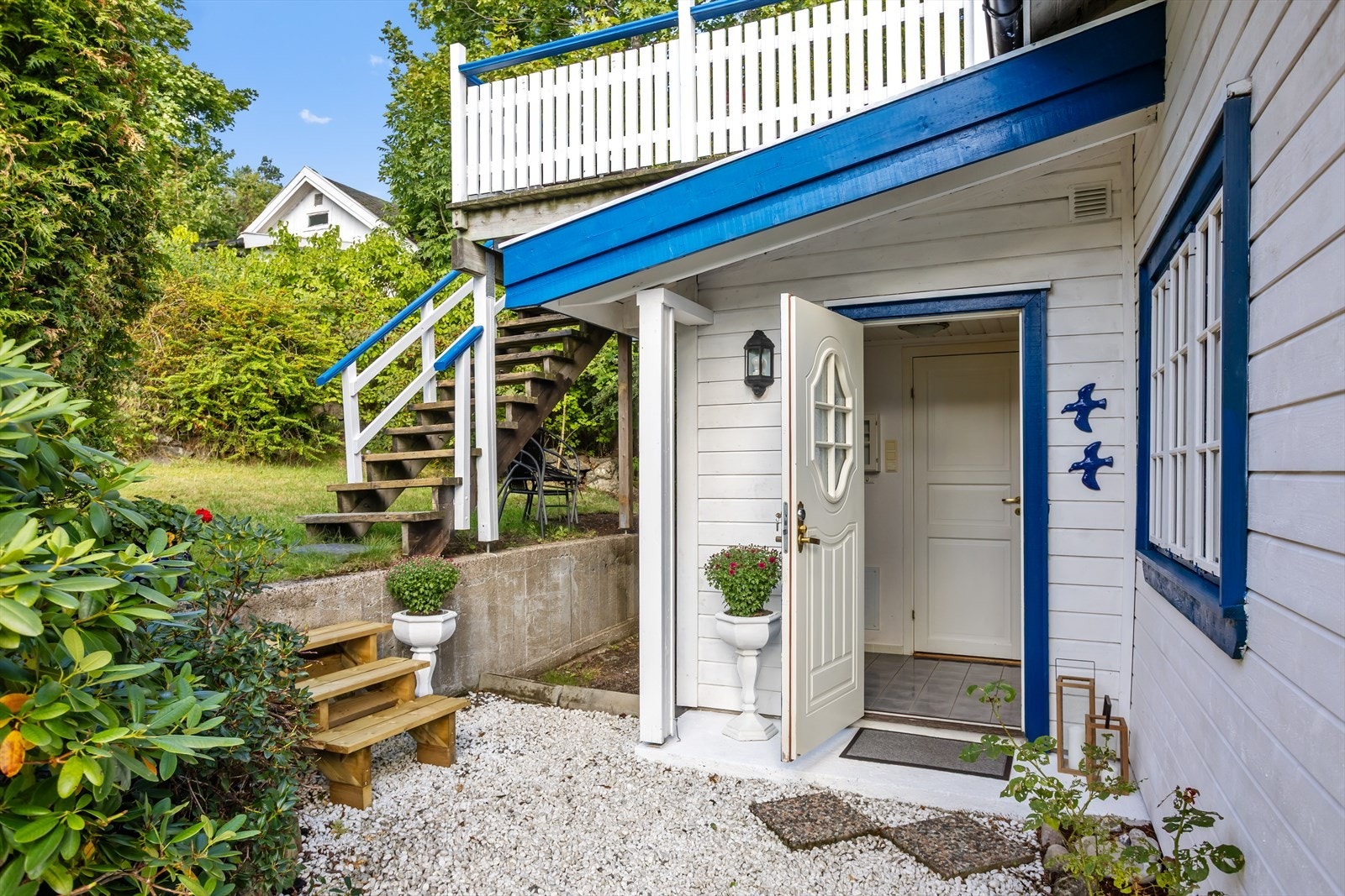 Huset har et klassisk inngangsparti med godt overbygg (takterrassen) som skjermer boligens hovedinngangsdør. Galleribilde