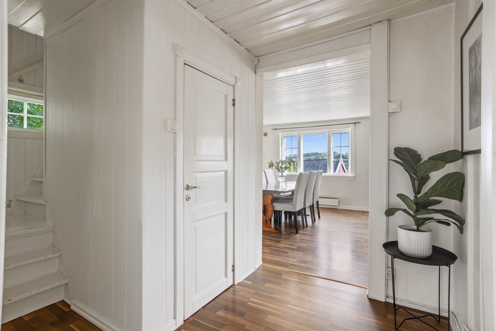 Gangen er lys og trivelig hvor man særskilt bør merke seg vinduene mot nordveggen, i trappeløpet, som slipper inn naturlig dagslys til rommet. I boden, plassert under trappen som leder opp til 2. etasje, er det ekstra lagringsplass. Galleribilde