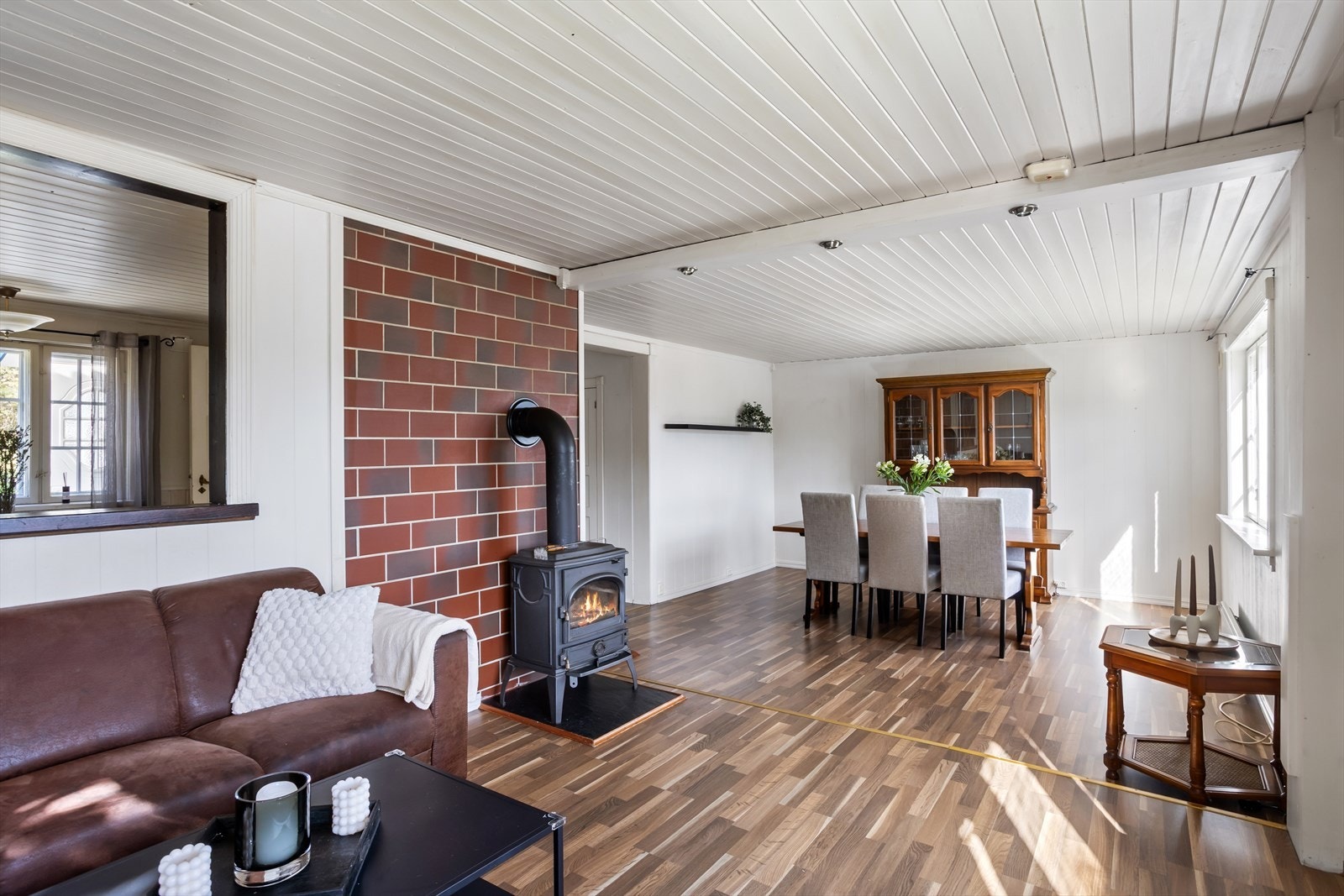 Det er god plass til flere "avdelinger". Her er det plass til spisestuebord hvor man kan samle familie og venner til hyggelig samvær. I takbjelken, omtrent midt i rommet, er det integrerte downlights. Galleribilde