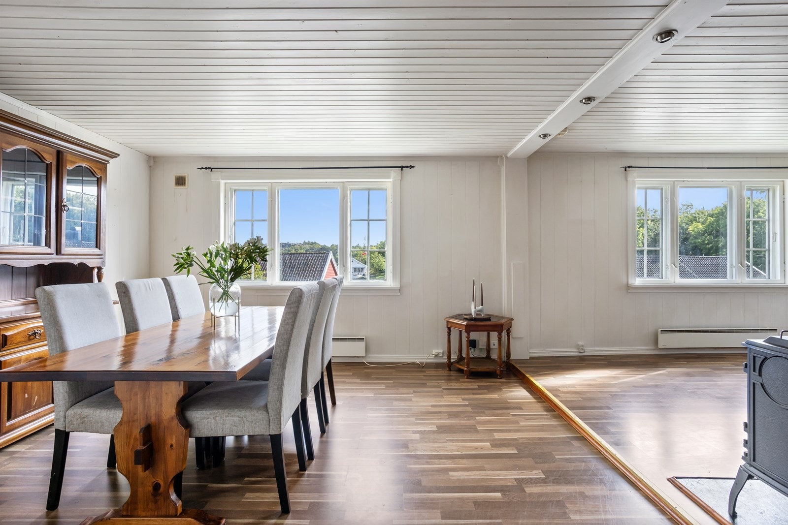 Stuen og spisestuen er et lyst og hyggelig rom. Rommet strekker seg i hele husets lengderetning og mot hagen i øst., i samme himmelretning er det rikelig med vinduer. Det er også et vindu mot syd. Galleribilde