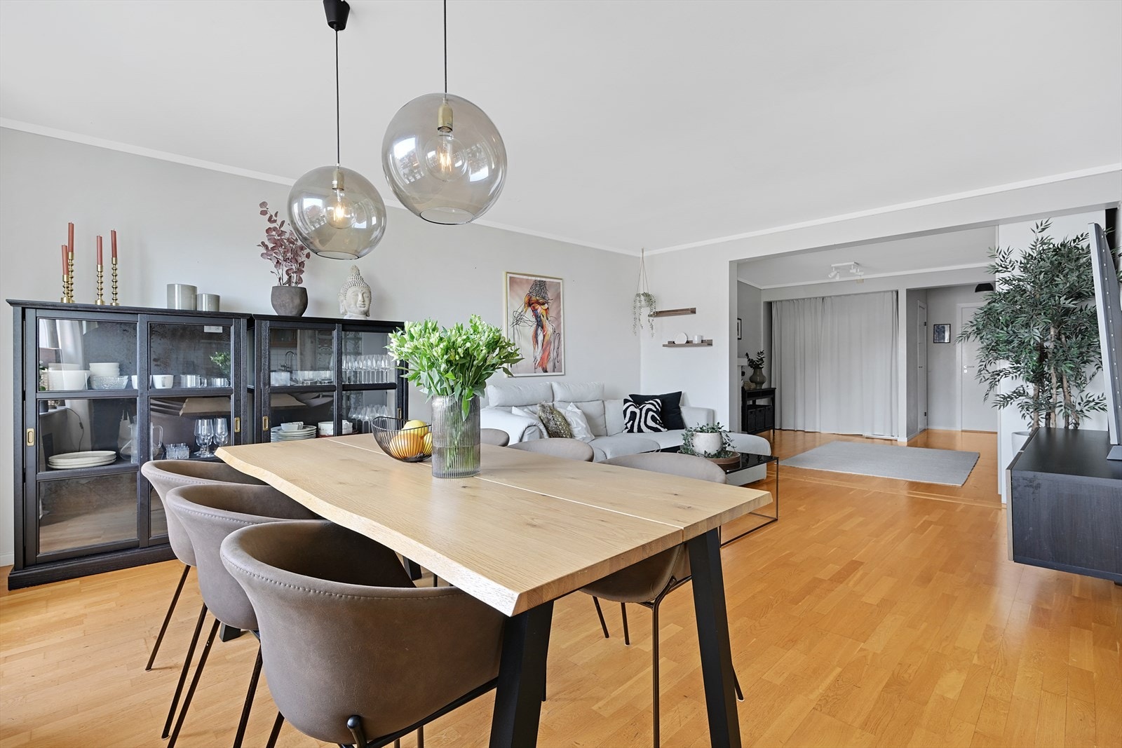 Spisestue, stue og peisestue. Galleribilde