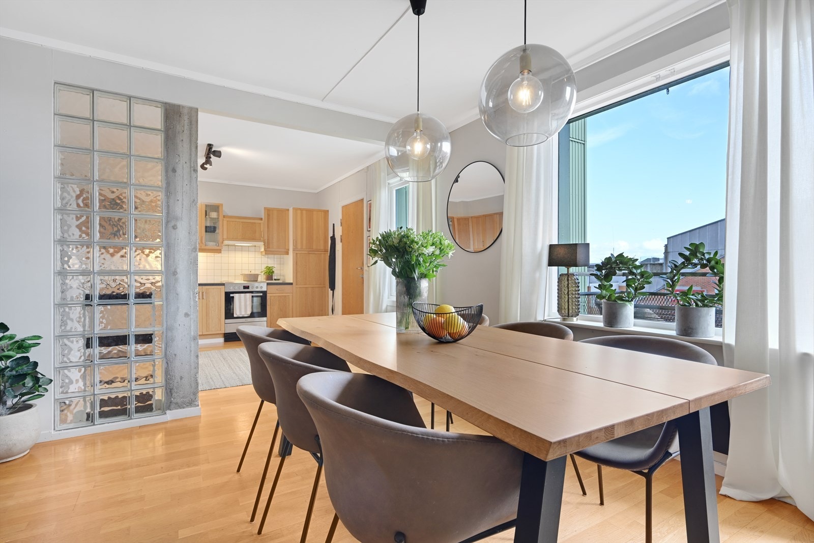 Kjøkken med utgang til kjøkkentrapp på baksiden av bygget. Galleribilde