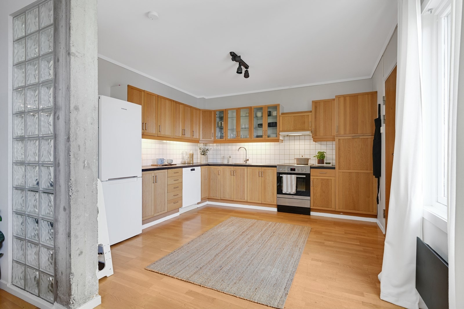 Kjøkken delt av fra stuer med en tøff delvegg. Galleribilde