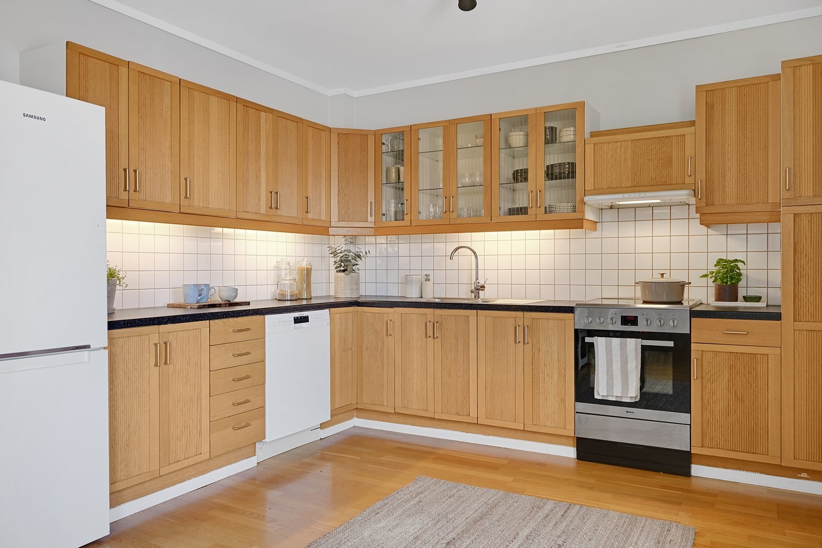 Romslig kjøkken med rikelig skap- og benkeplass. Galleribilde