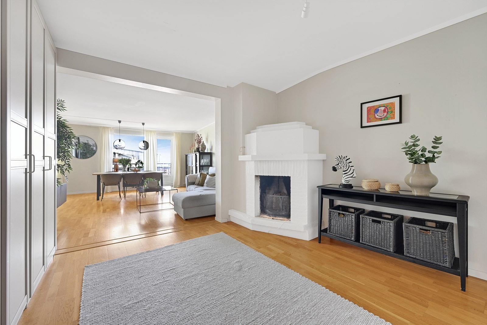 Peisestue som idag er brukt til garderobeskap og oppbevaring. Galleribilde