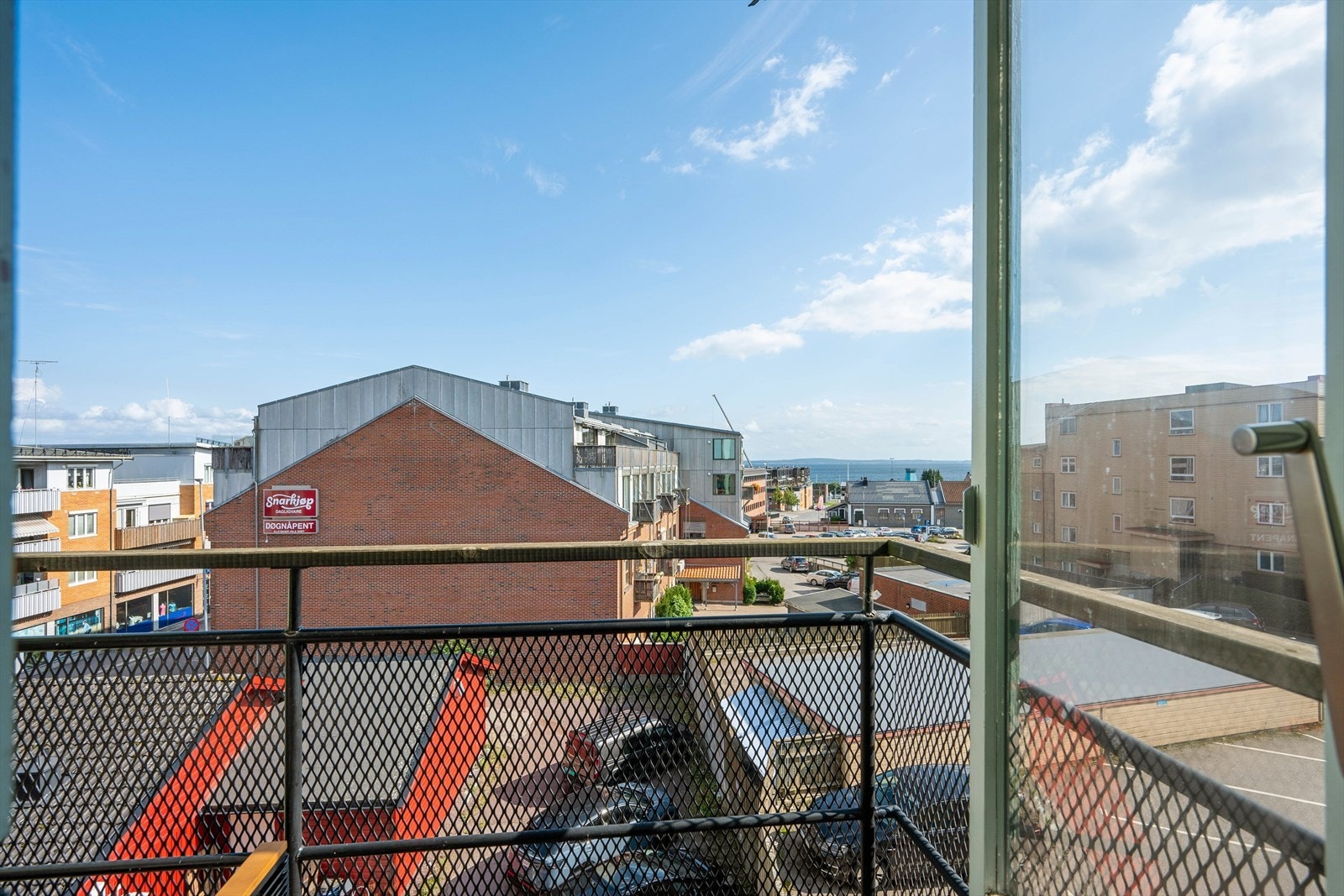 Utsyn fra balkongen, med fjorden i bakgrunnen. Galleribilde